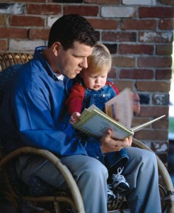 Apa könyvet olvas fiának - játékos angol nyelvelsajátítás, kétnyelvű nevelés